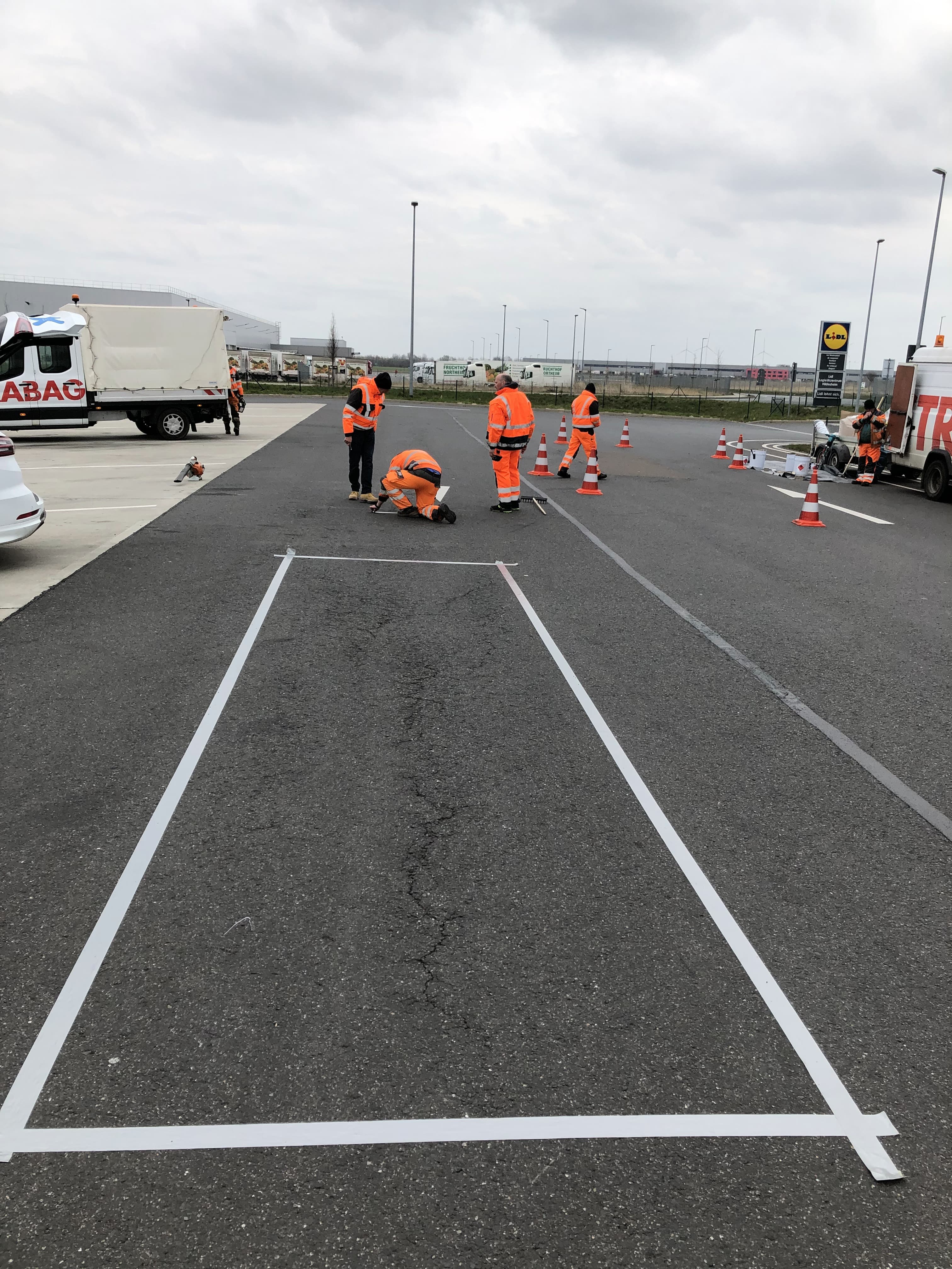Lkw-Stellplatz am Lidl Zentrallager in Hildesheim saniert mit Triflex Asphalt Repro 3K für langlebige Asphaltflächen