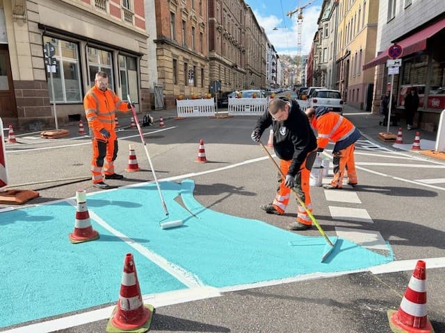 Colored markings on asphalt surfaces in public traffic areas