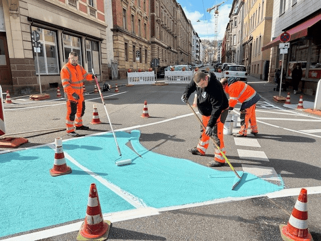 Farbige Markierungen auf Asphaltflächen im öffentlichen Verkehrsraum