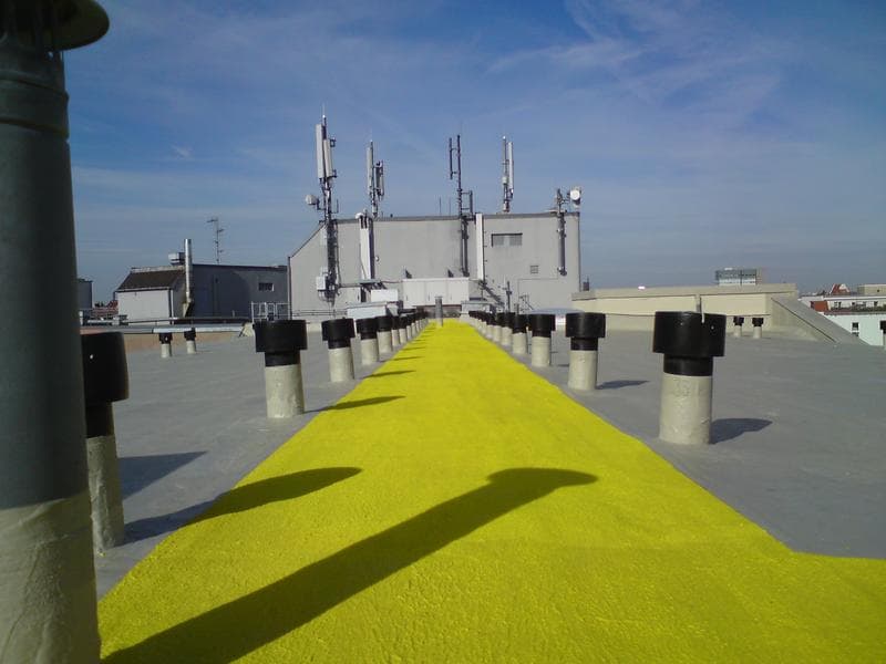 Flachdach mit technischen Aufbauten und Wartungswegen