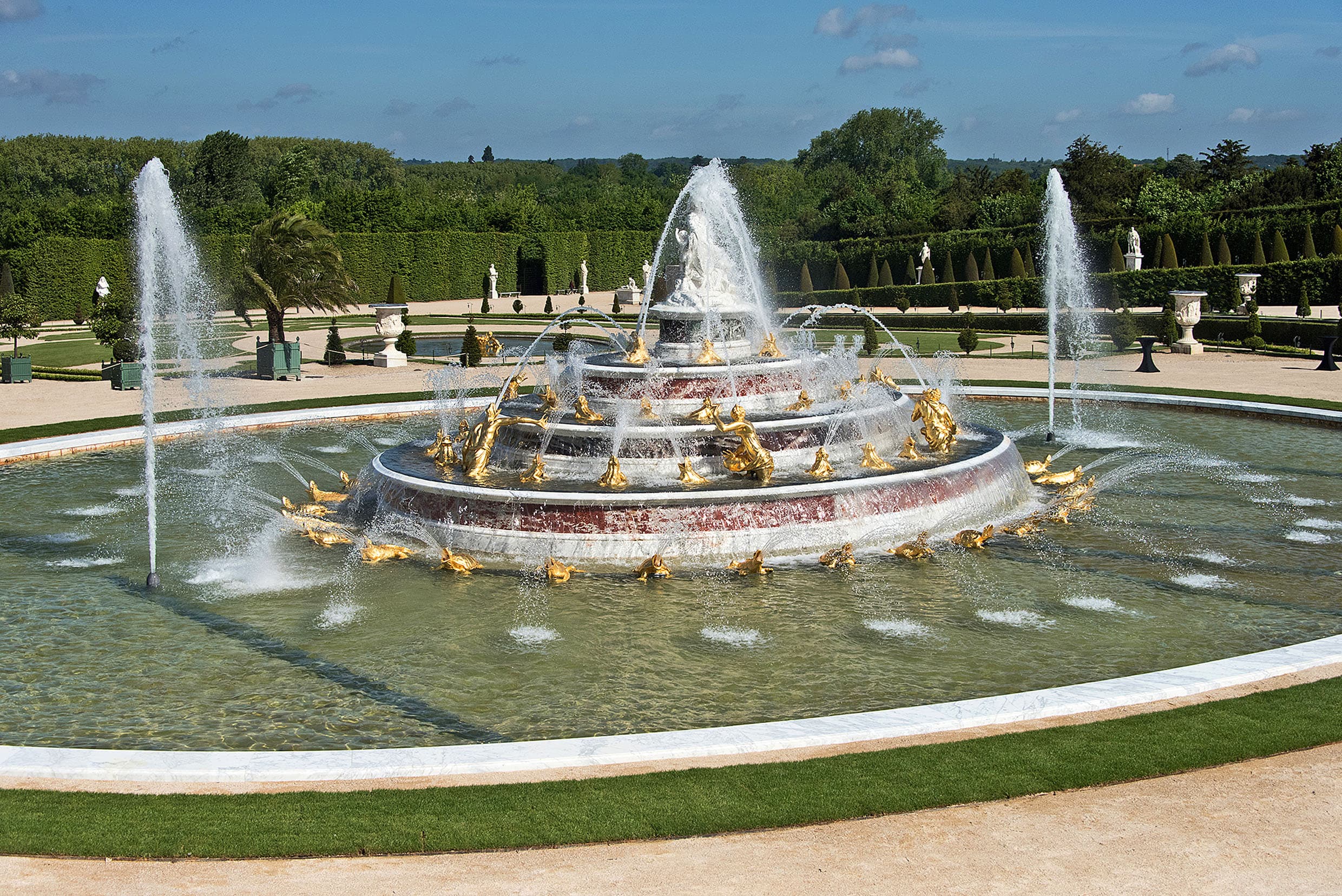 Historic fountain complex with a water basin in a park as an example of waterproofing and restoration of fountain complexes