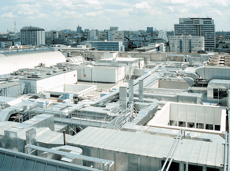 Industriedach mit zahlreichen technischen Aufbauten, Durchdringungen und Anschlüssen