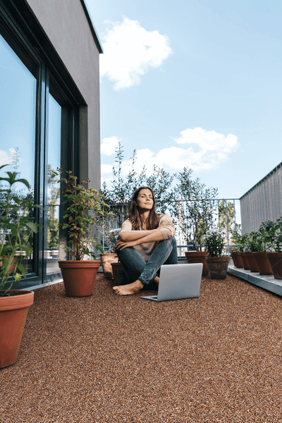 Moderne Terrasse mit fugenloser Triflex Colour Design Beschichtung in warmer Naturton-Optik