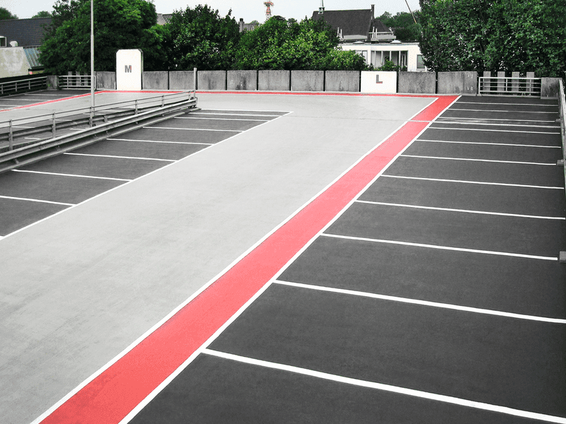 Farbige PMMA-Beschichtung zur optischen Gestaltung und Strukturierung einer Parkfläche