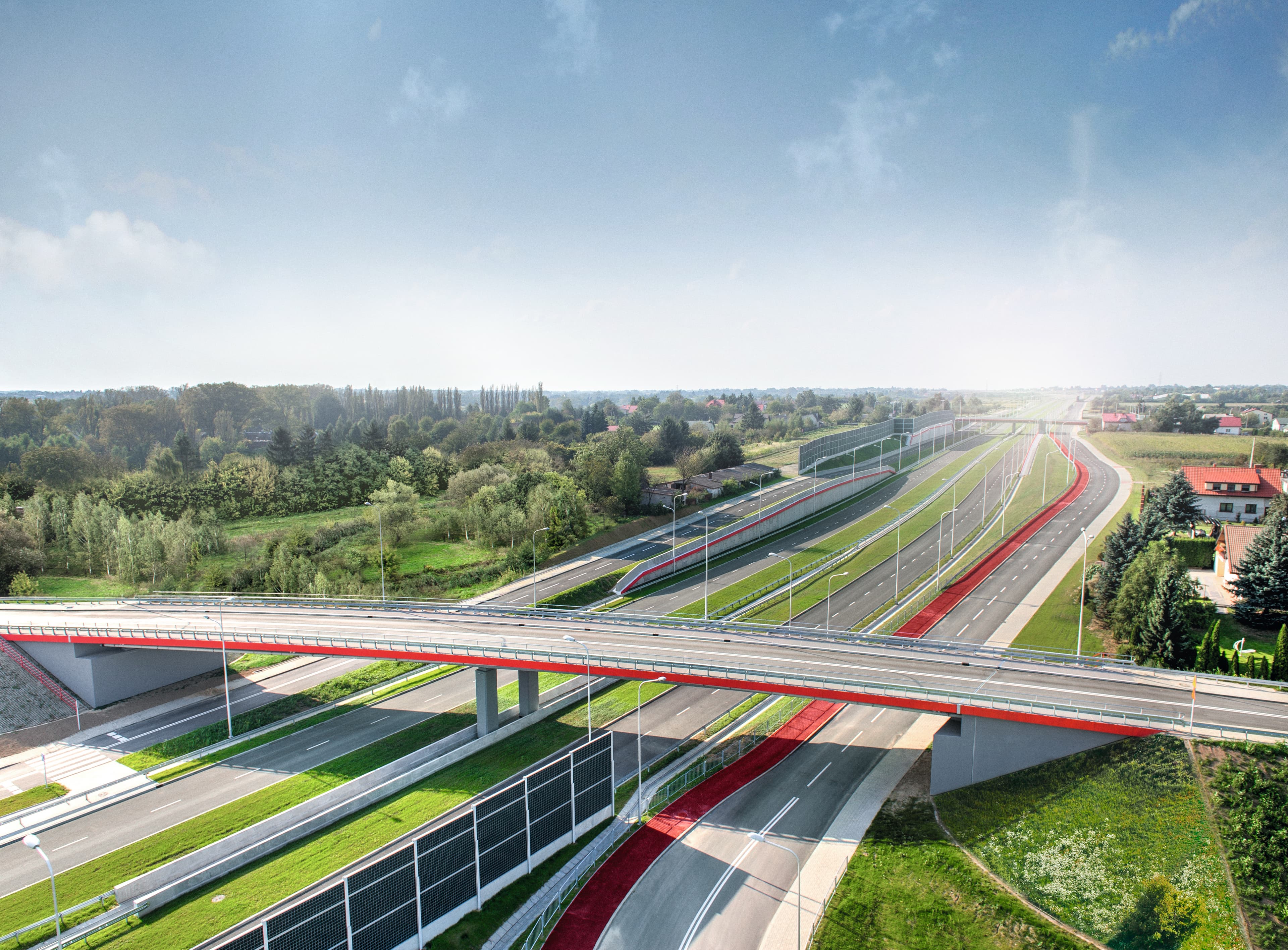 Straßenmarkierungen auf einer mehrspurigen Verkehrsfläche zur Verkehrsführung und Sicherheit