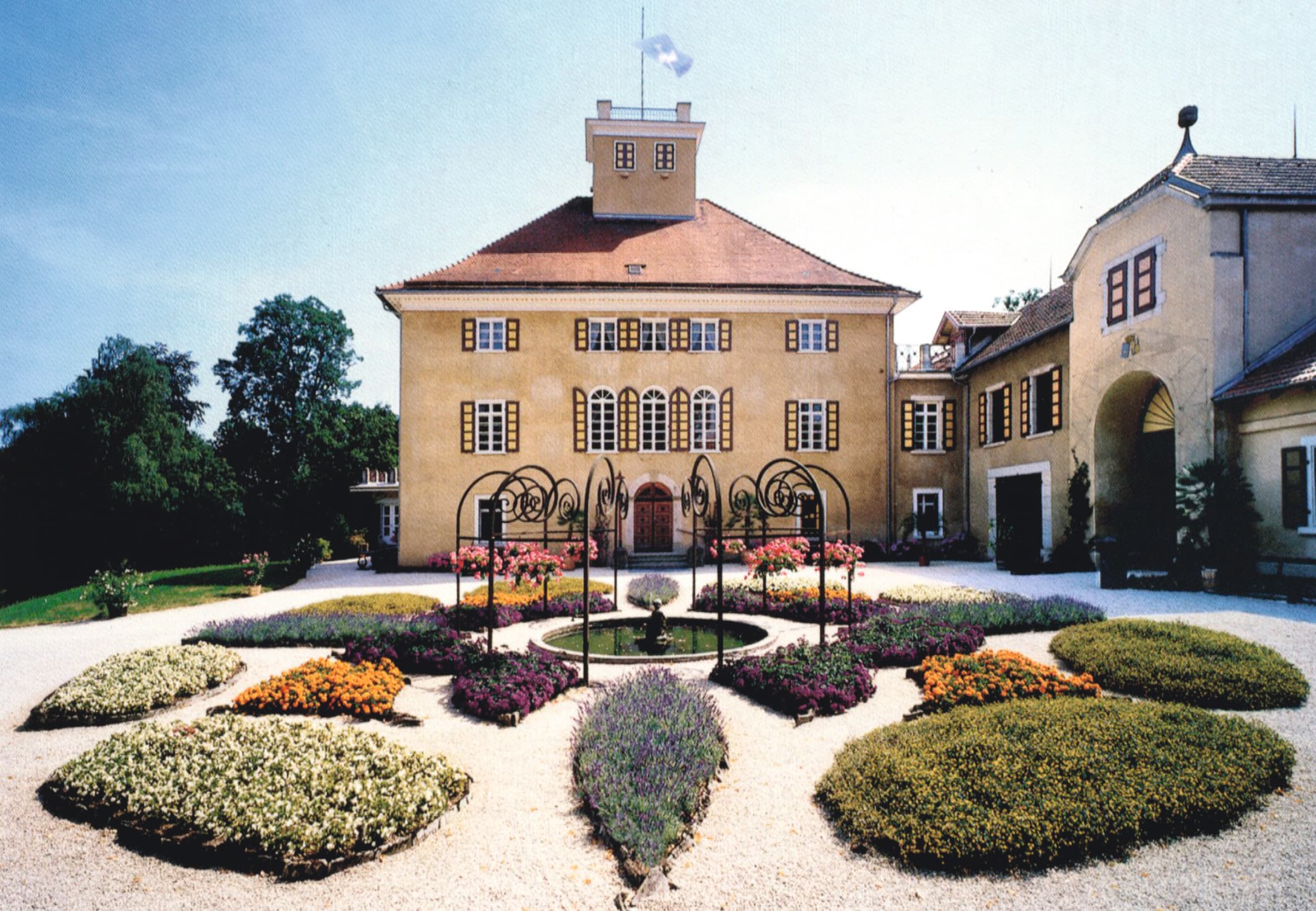 Historisches Schlossgebäude mit symmetrischer Gartenanlage und gepflegten Beeten – denkmalgeschützte Architektur mit barocker Gestaltung in Deutschland.