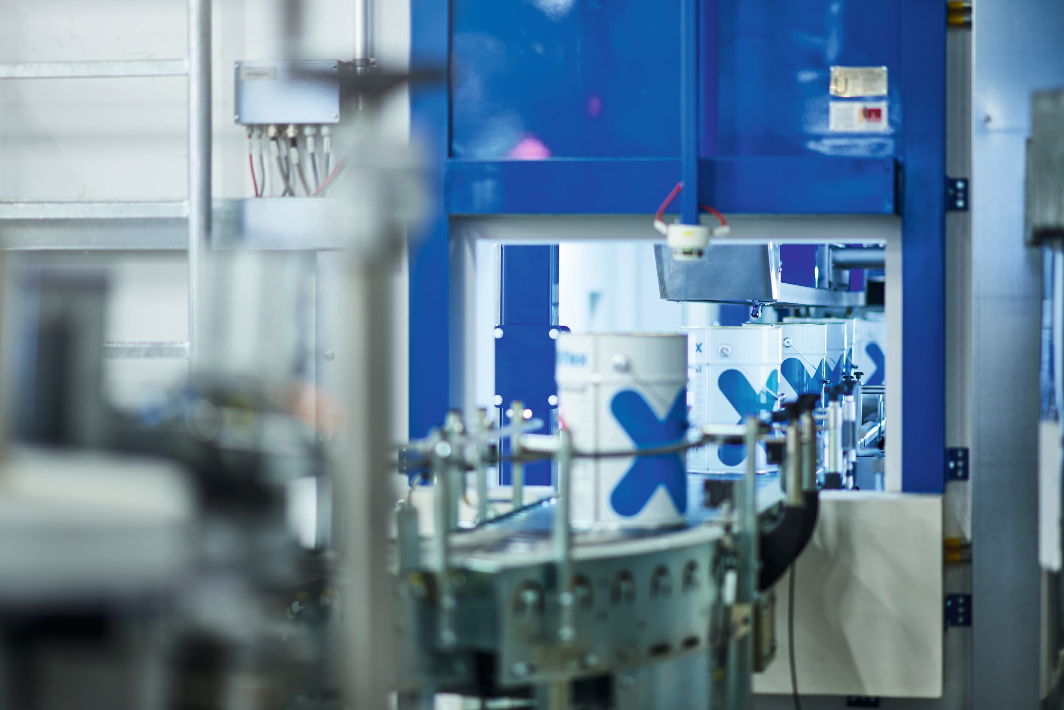 Automatisierte Abfüllanlage für Triflex Gebinde in der Produktion
