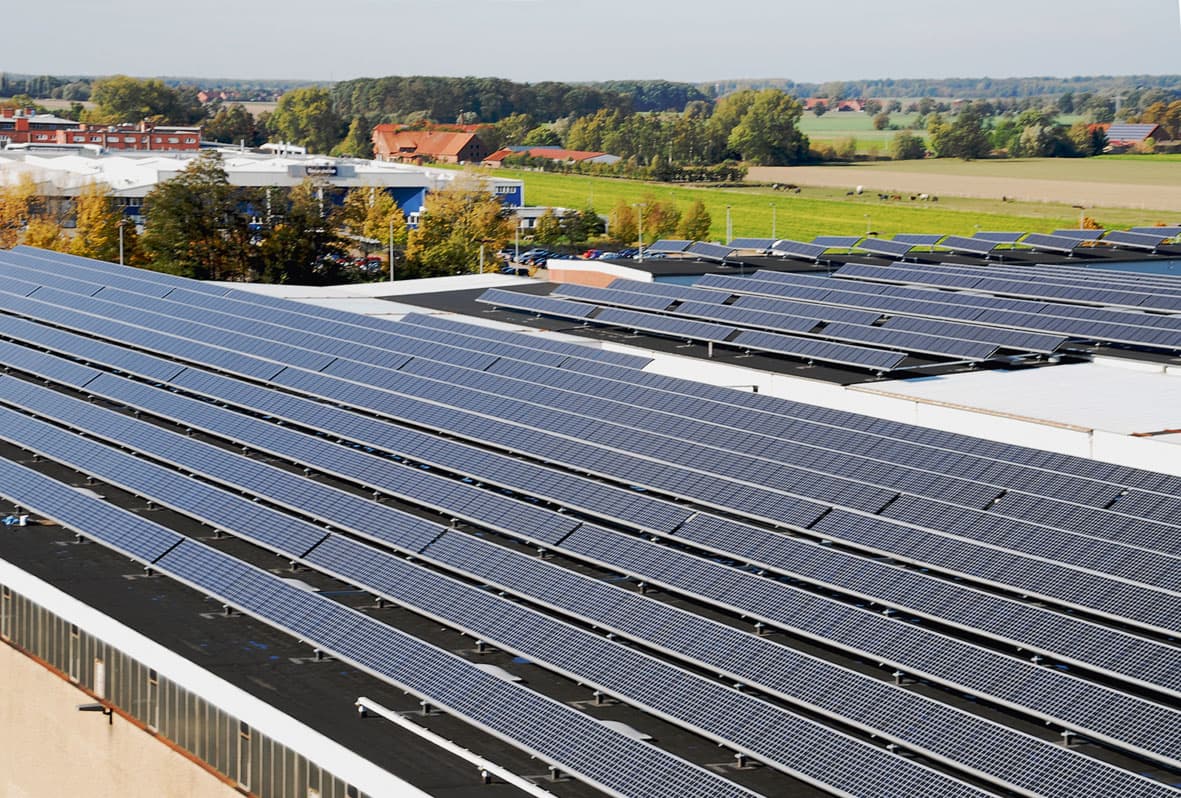 Photovoltaikanlage auf großflächigem Solardach eines Industriegebäudes mit installierten PV-Modulen