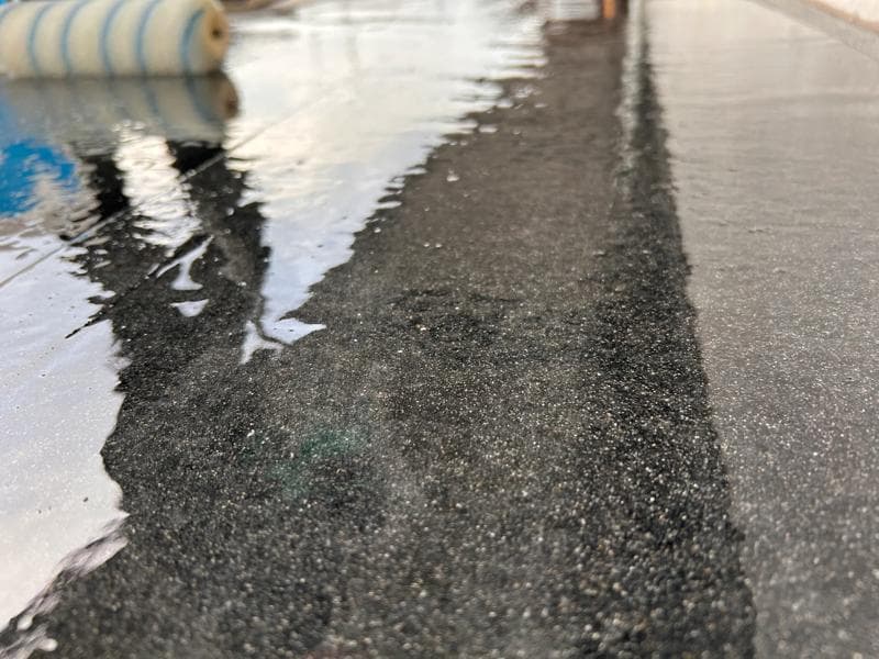 Auftrag von Triflex Cryl UniPrimer 285 zur Haftvermittlung auf mineralischem Untergrund