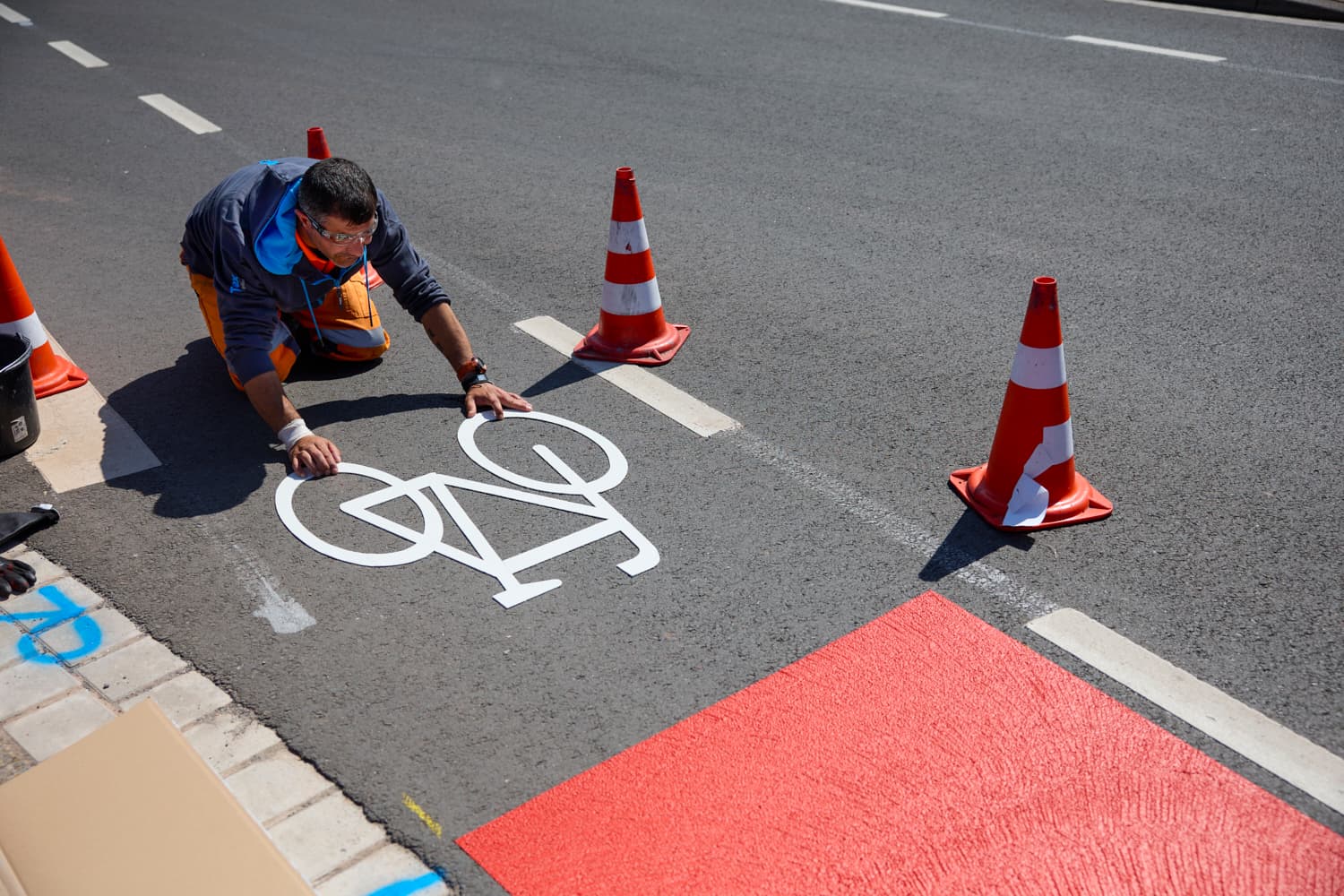 Thermoplastische Radwegmarkierung mit Symbolschablone als Ergänzung zu farbigen Verkehrsflächen