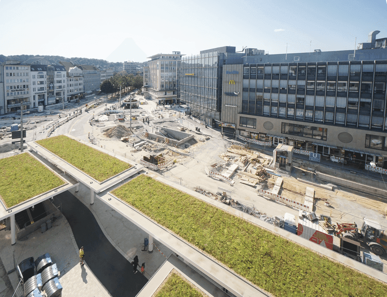 Gründach auf neugebauter Überdachung am Jahnplatz in Bielefeld mit zertifiziertem Abdichtungssystem