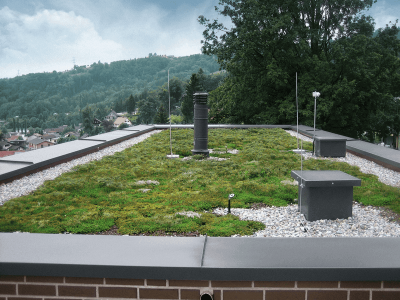 Extensiv begrüntes Flachdach mit dauerhaft abgedichteter Dachfläche und technischen Aufbauten