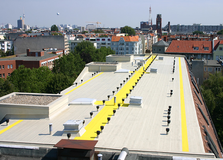 Triflex ProTect Flachdach Wohn- und Geschäftshaus Bölschestraße_01_750x540.JPG