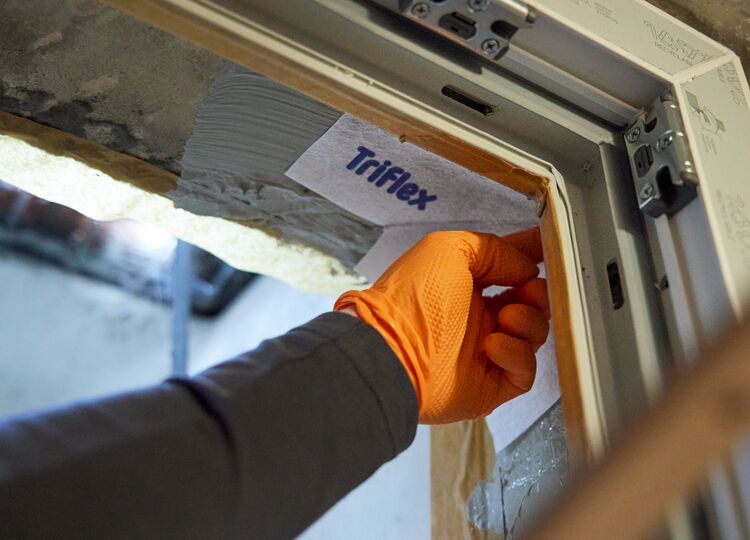 Fenster-Abdichtung mit Flüssigkunststoff 