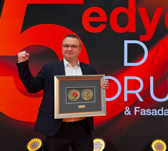 Złoty medal DACH FORUM dla Triflex ProDetail w kategorii: Pokrycia dachowe i akcesoria. Na scenie Mariusz Kot – Country Manager Triflex Polska.